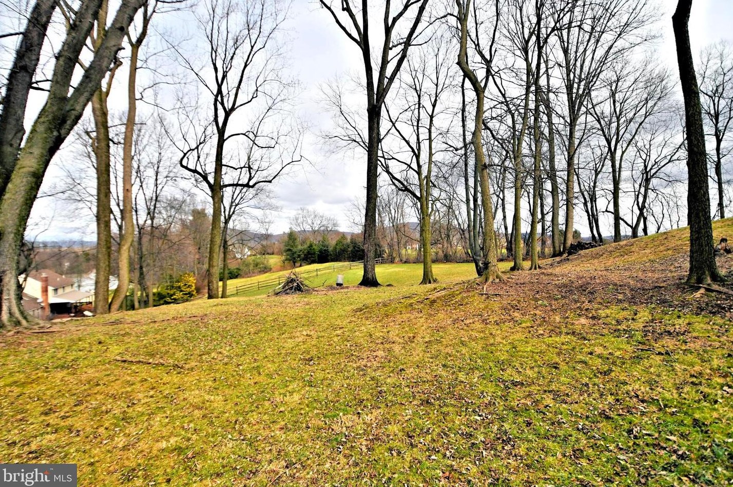 8 Country Ln, Douglassville PA  19518-9627 exterior