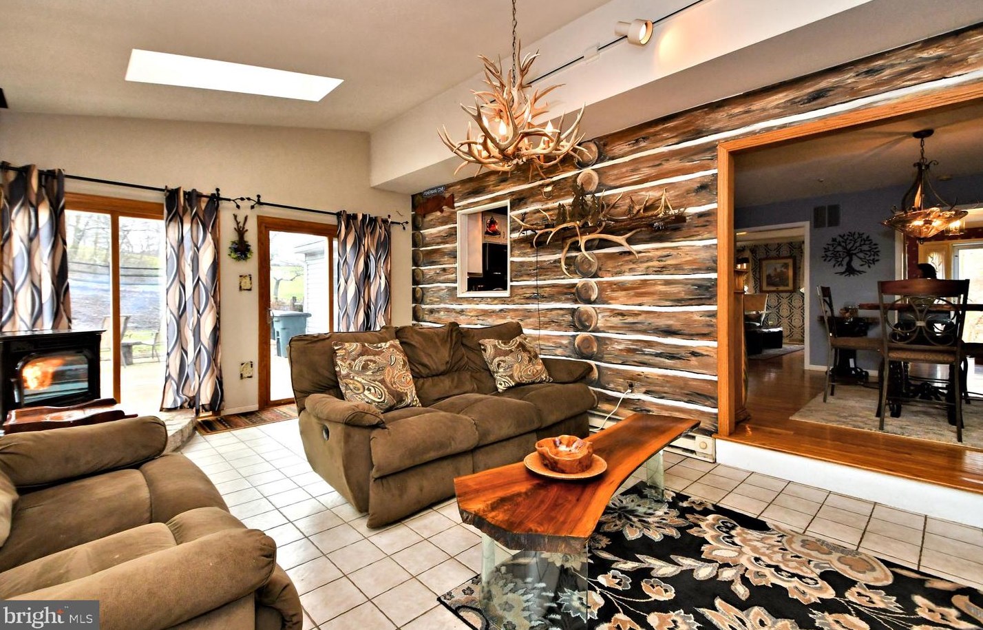 8 Country Ln, Douglassville PA  19518-9627 exterior