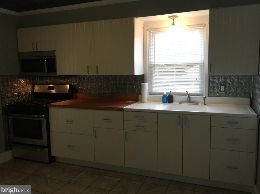 427 Carsonia Ave, Reading PA  19606-1508 exterior