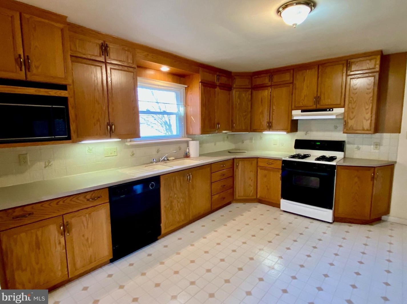 636 Wyomissing Blvd, Reading PA  19610-1759 exterior