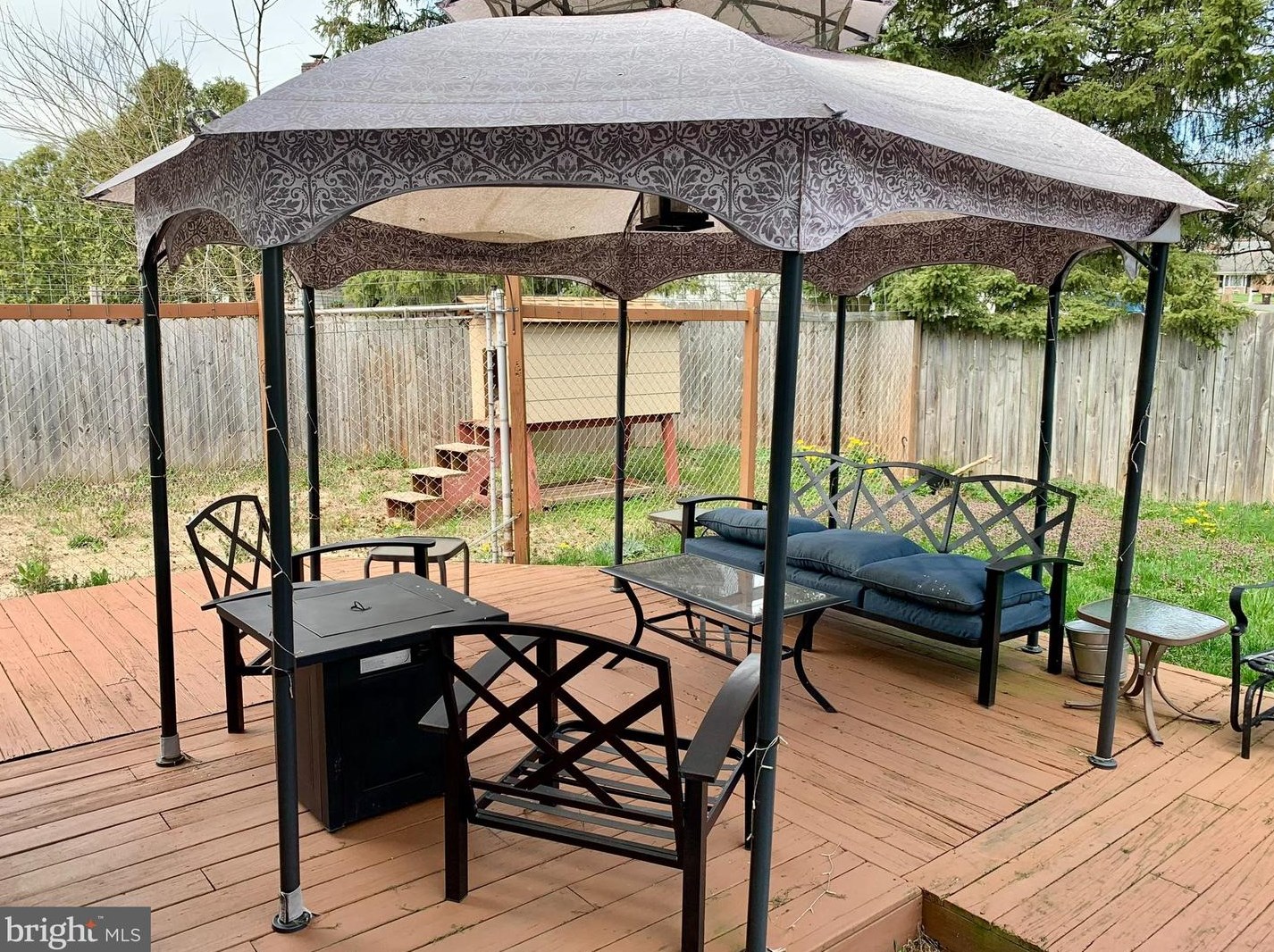 1043 Ben Franklin Hwy, Douglassville PA  19518-1804 exterior