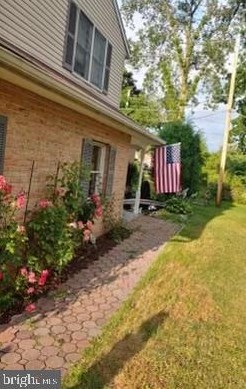 1043 Ben Franklin Hwy, Douglassville PA  19518-1804 exterior