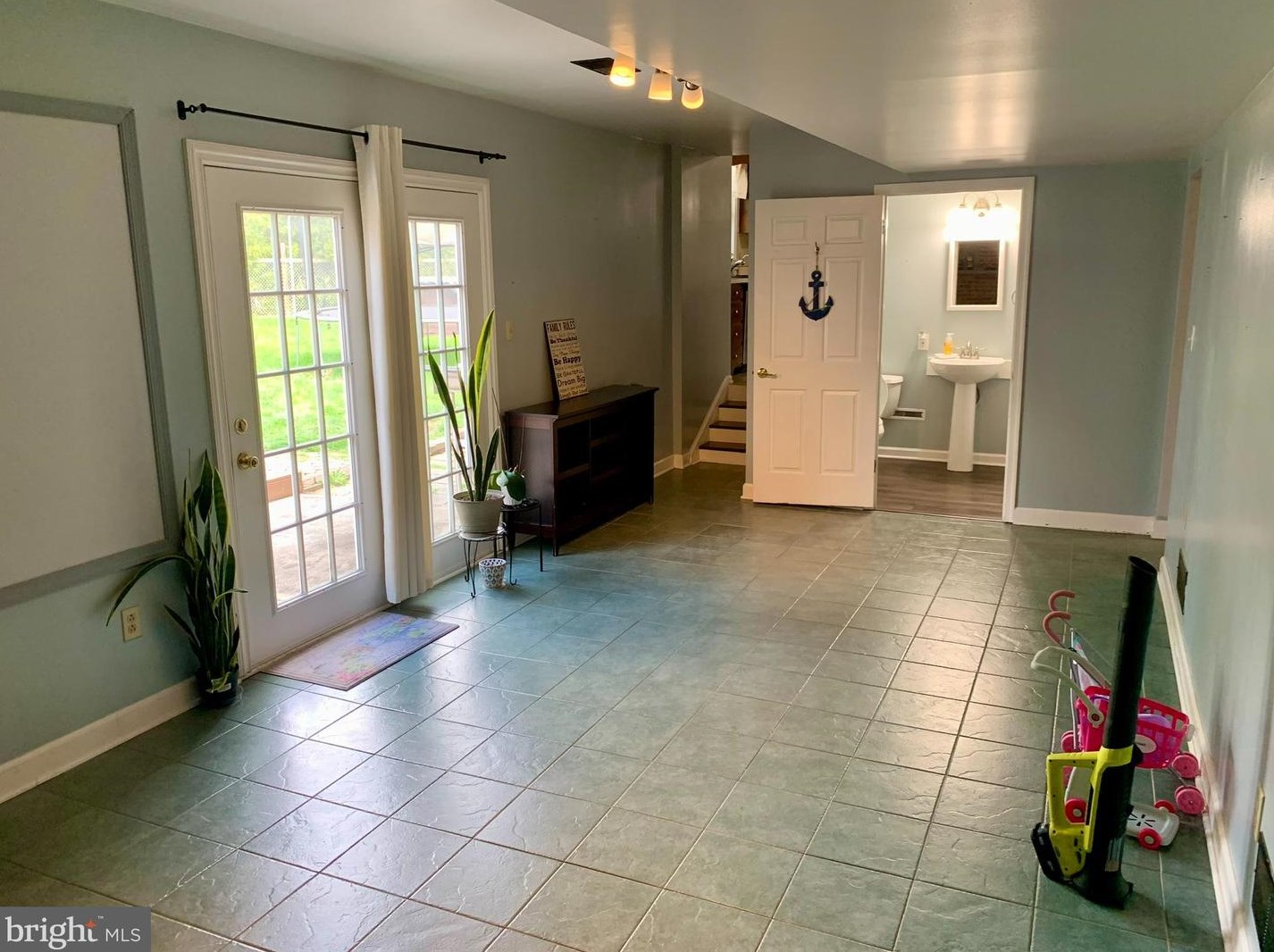 1043 Ben Franklin Hwy, Douglassville PA  19518-1804 exterior