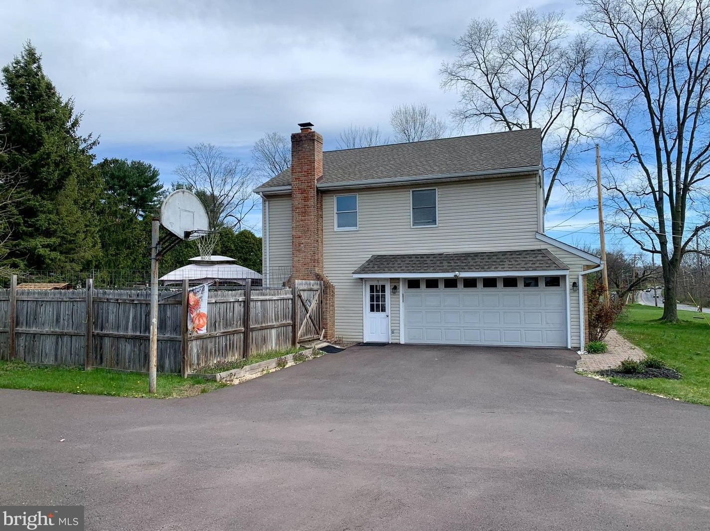 1043 Ben Franklin Hwy, Douglassville PA  19518-1804 exterior