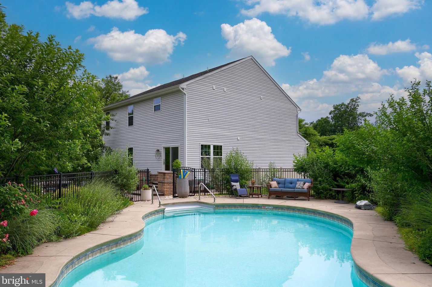 5107 Peach Blossom Dr, Douglassville PA  19518-1328 exterior