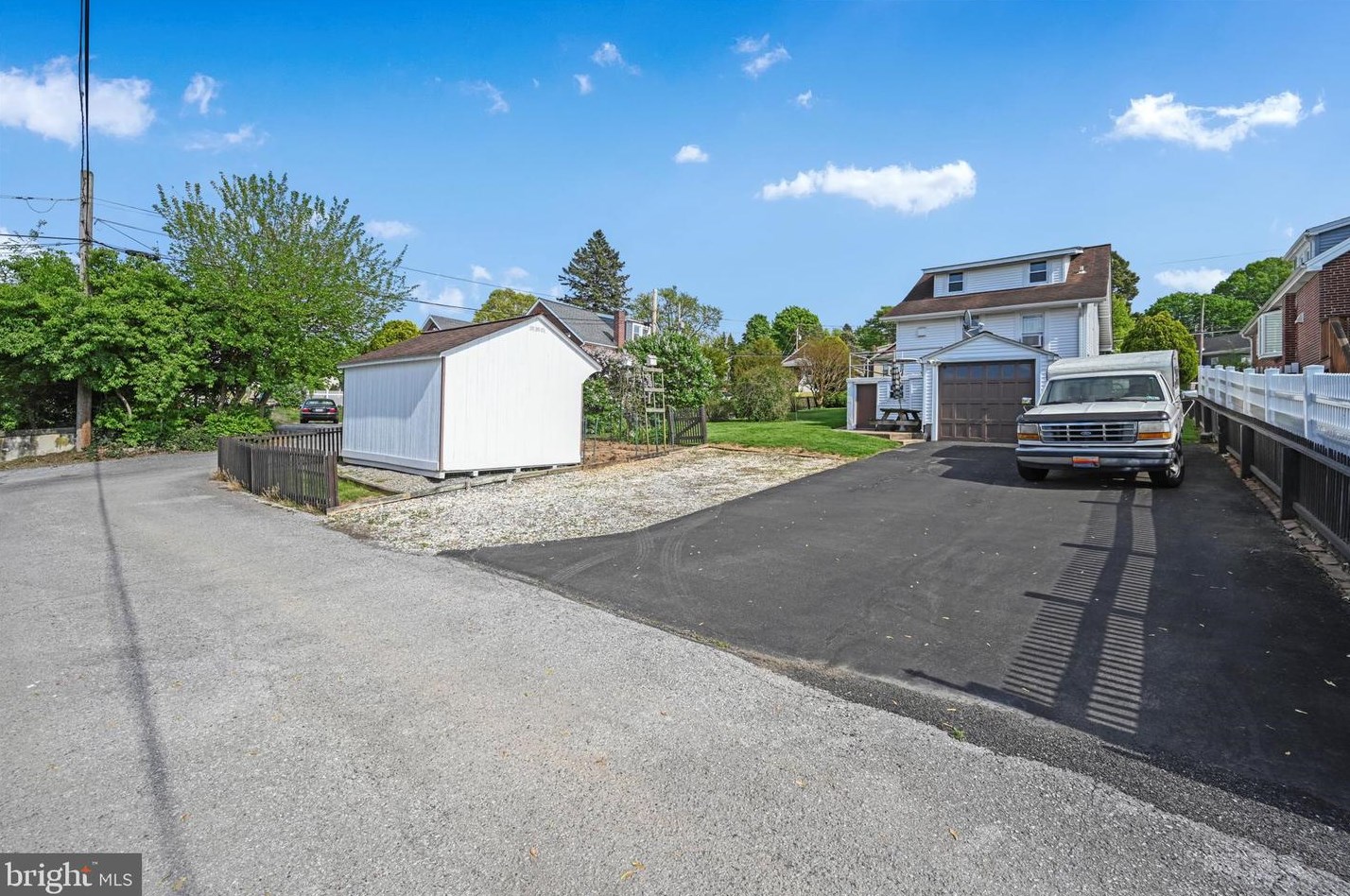 943 Upland Ave, Reading PA 19607-1746 exterior