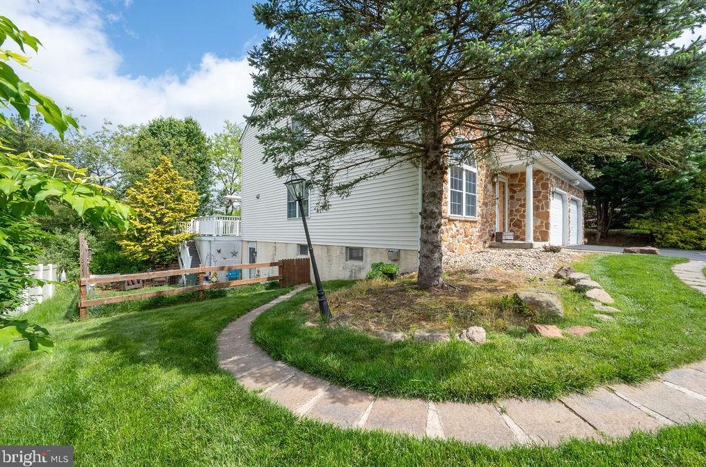 7 Brassie Cir, Reading PA  19607-3362 exterior