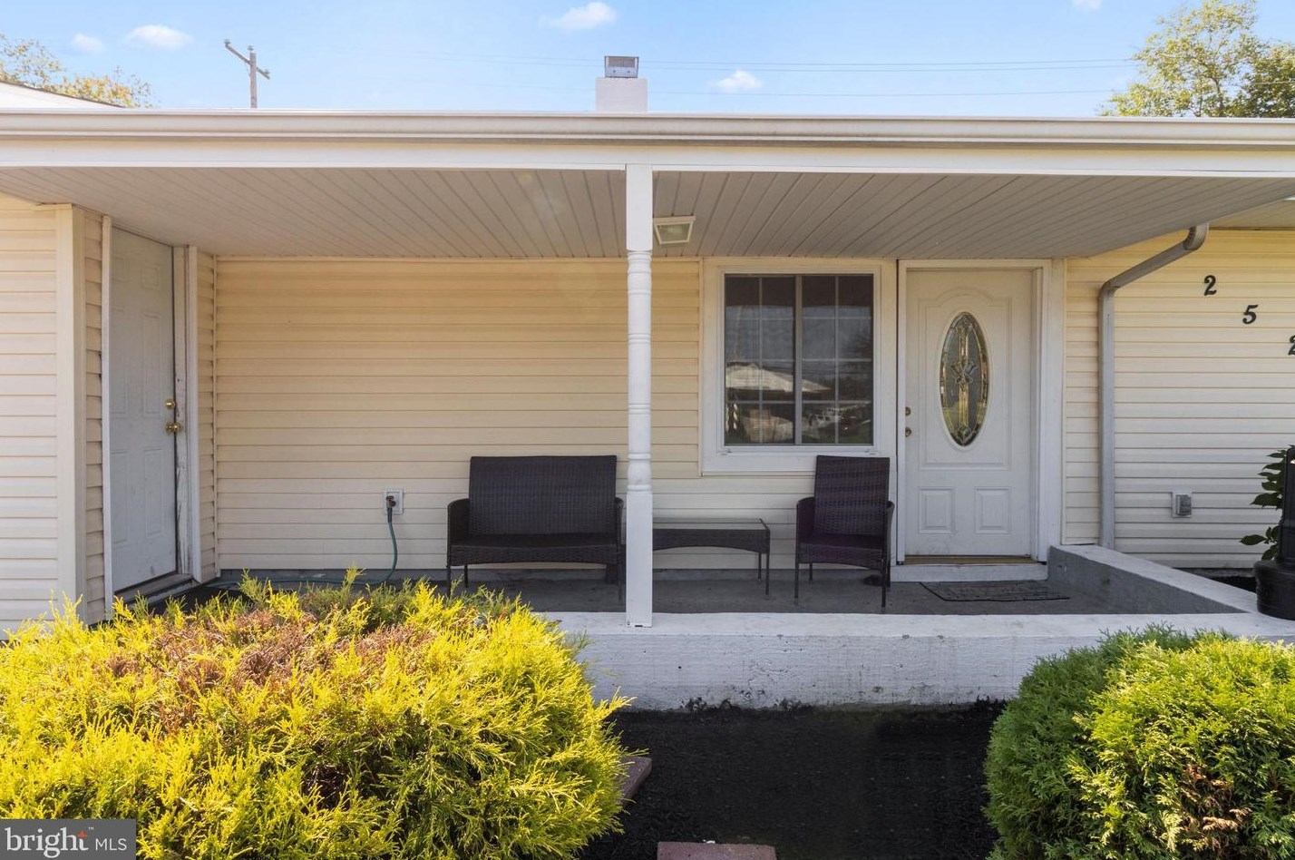 252 Blue Ridge Dr, Levittown PA  19057-3046 exterior