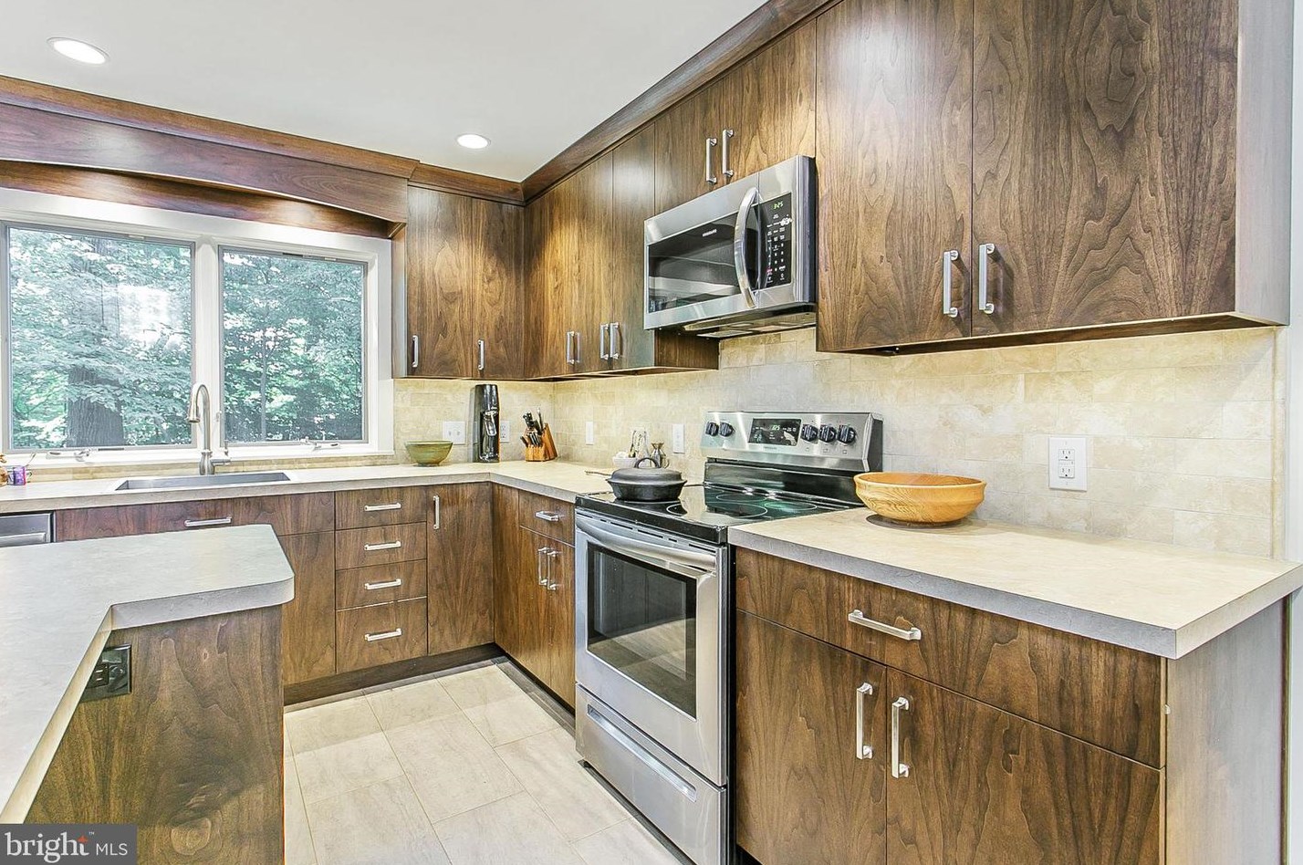 24 Scarlet Oak Dr, Gardenville PA  18901-2912 exterior