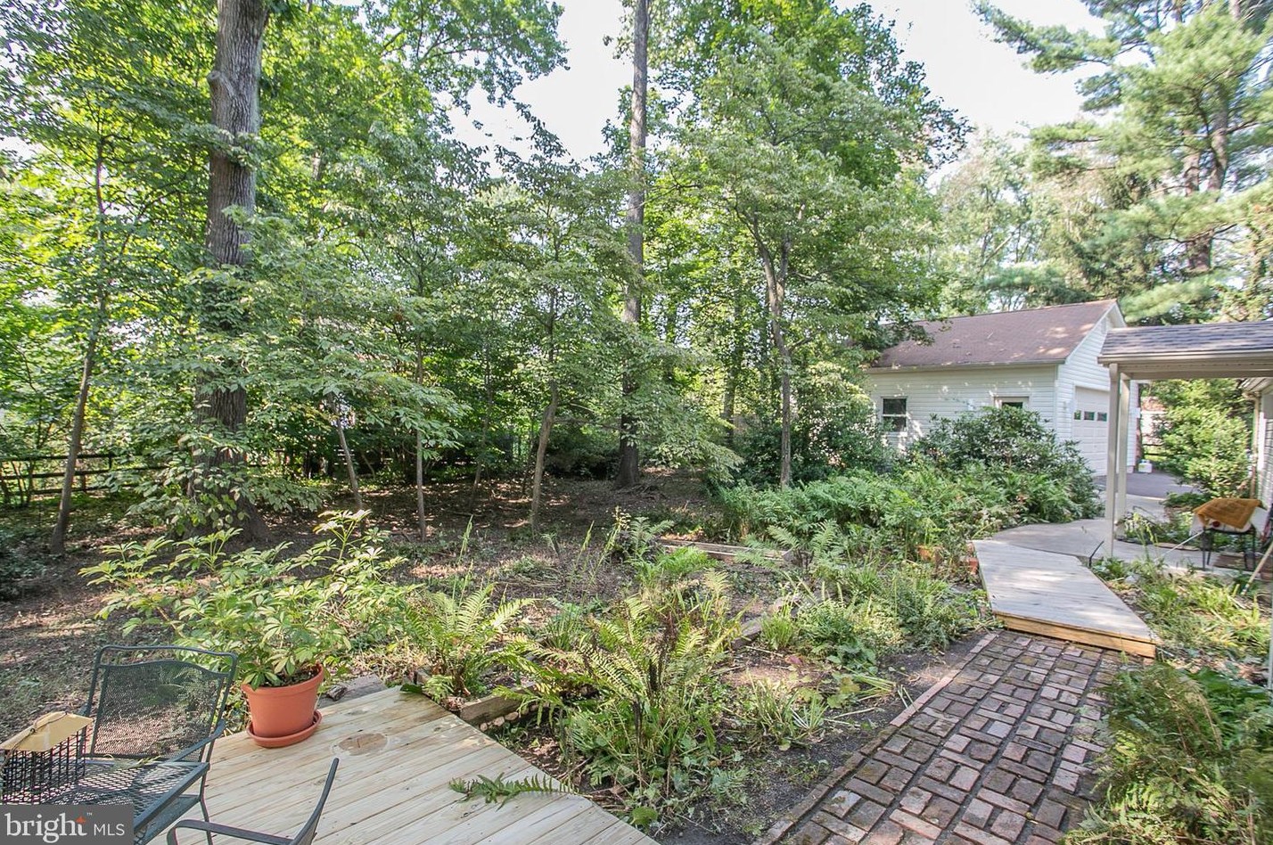 24 Scarlet Oak Dr, Gardenville PA  18901-2912 exterior