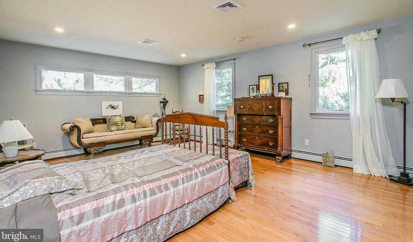 24 Scarlet Oak Dr, Gardenville PA  18901-2912 exterior