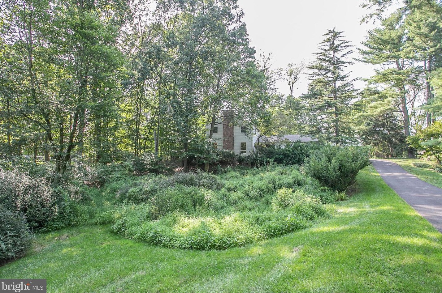 24 Scarlet Oak Dr, Gardenville PA  18901-2912 exterior