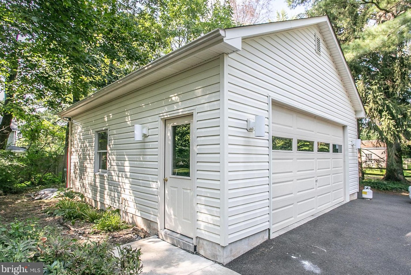 24 Scarlet Oak Dr, Gardenville PA  18901-2912 exterior
