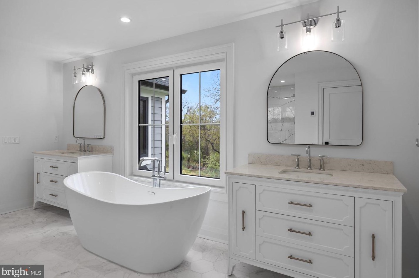 49 Thompson Mill Rd, Upper Makefield PA  18940-9628 exterior