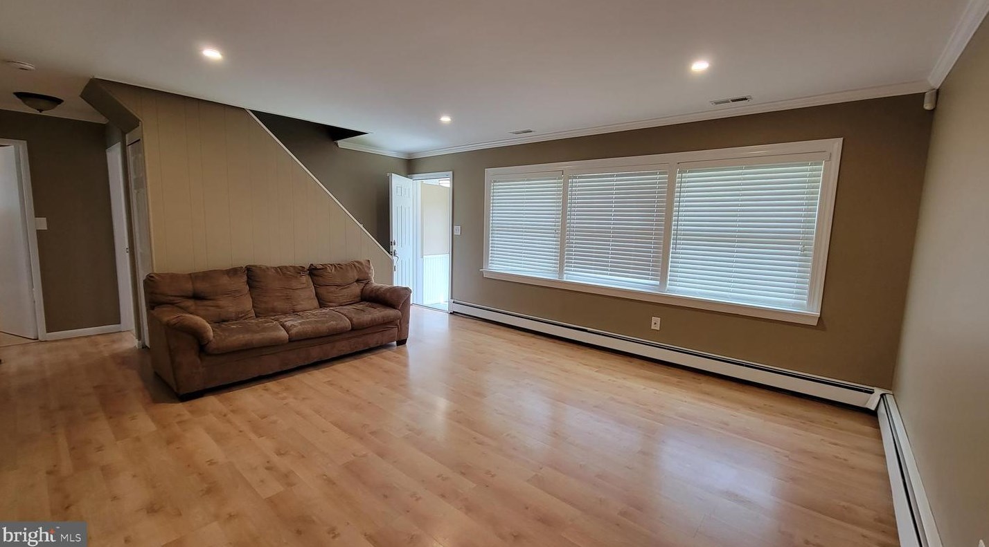 359 Indian Creek Dr, Levittown PA  19057-2712 exterior