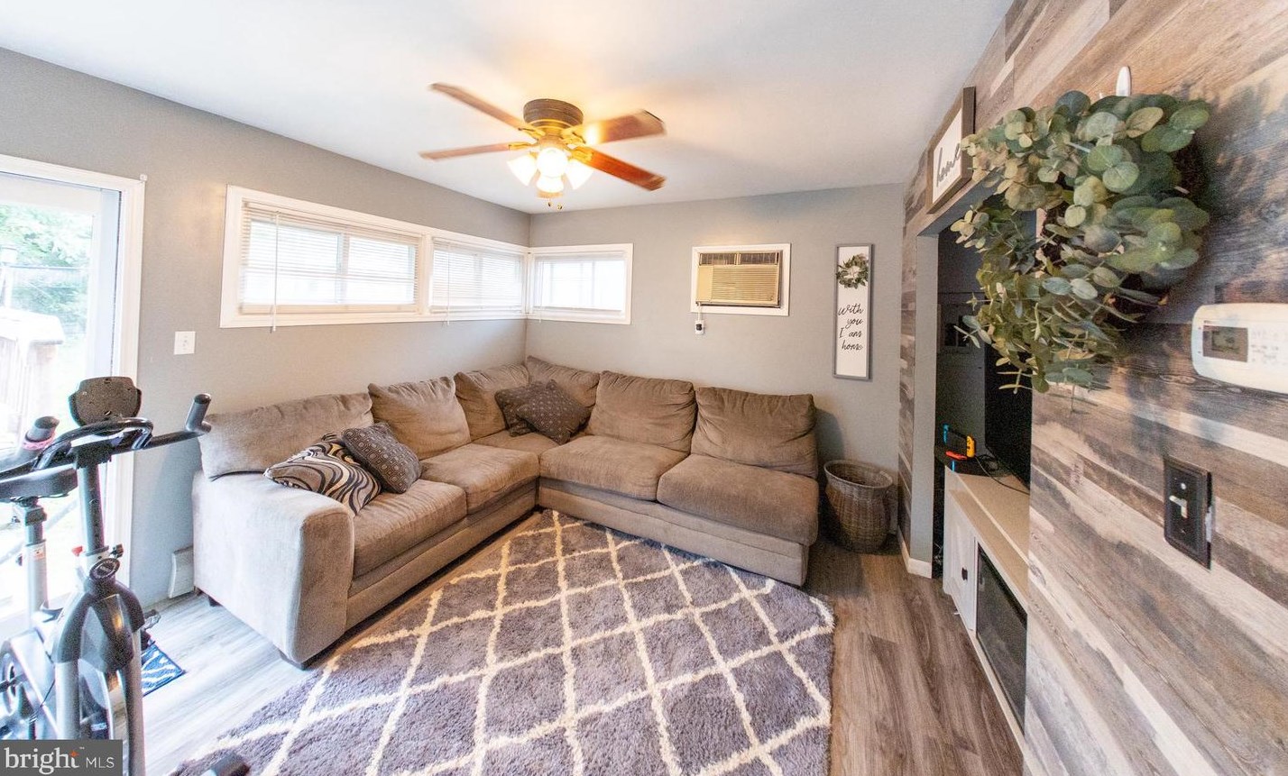 259 Goldenridge Dr, Levittown PA  19057-3434 exterior