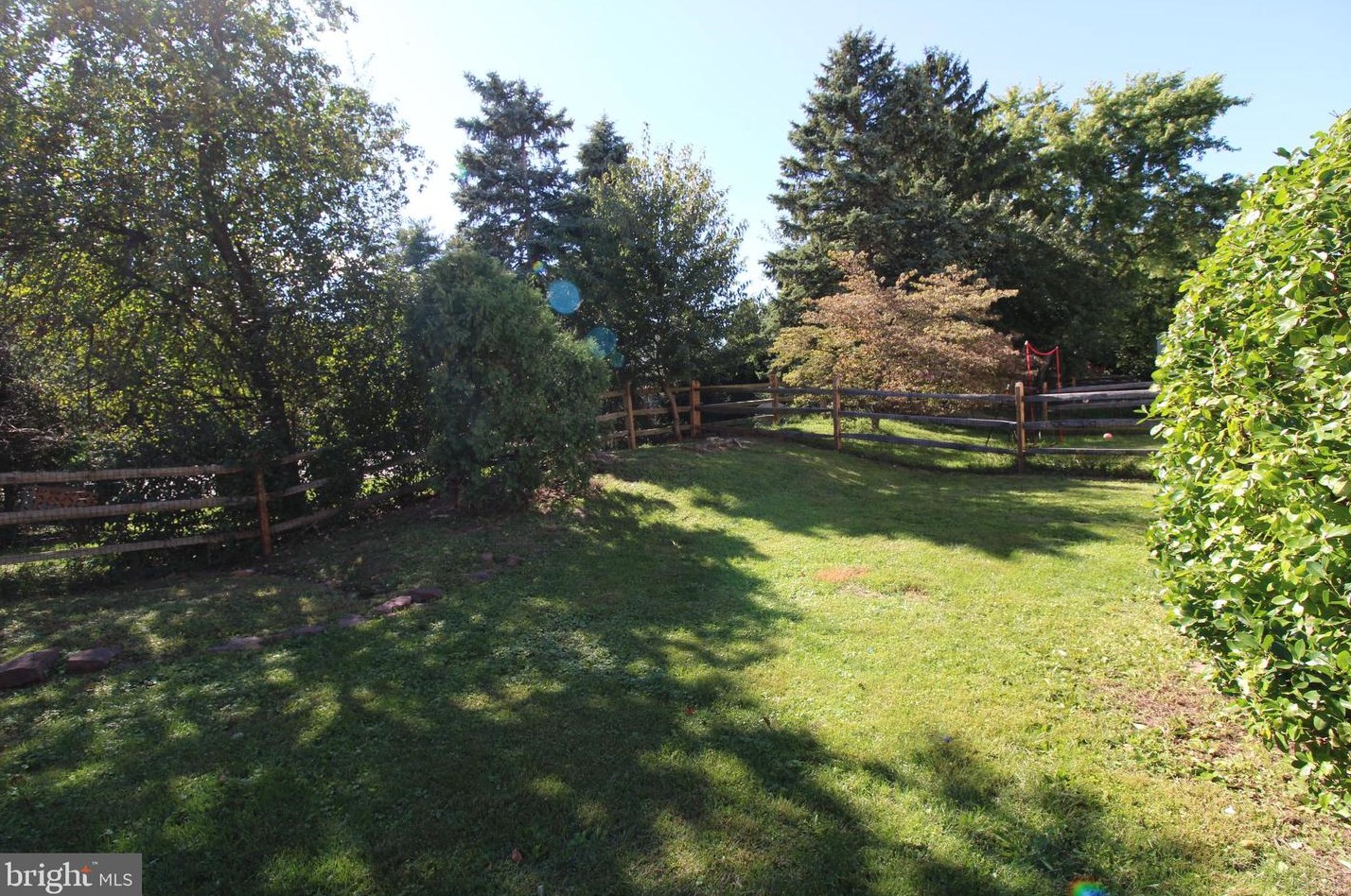 221 Parkview Way, Upper Makefield PA 18940-1138 exterior