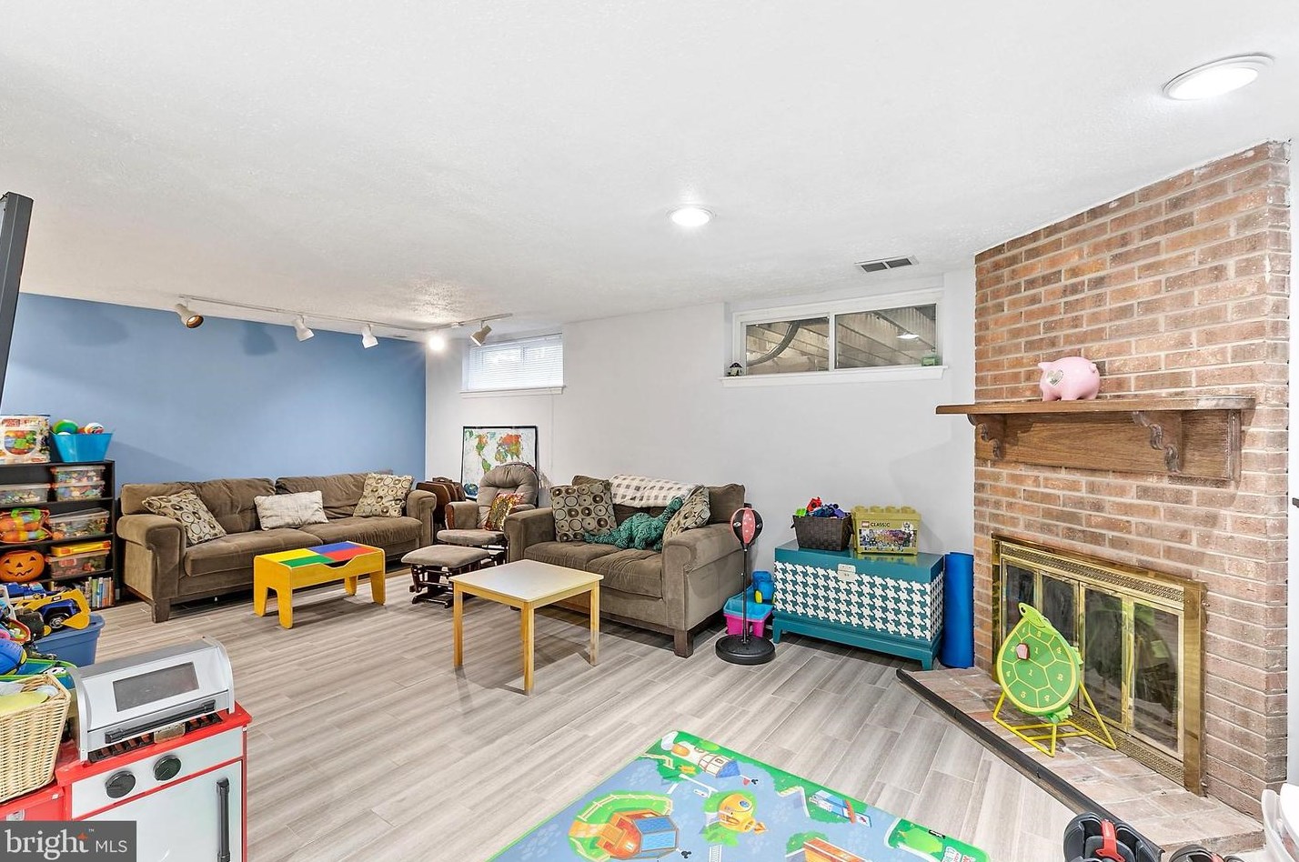 221 Parkview Way, Upper Makefield PA 18940-1138 exterior