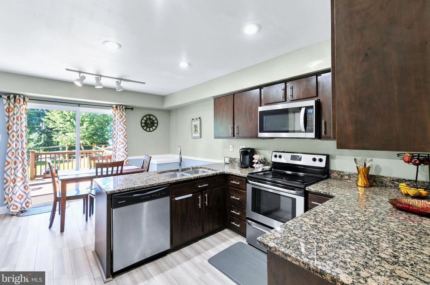 221 Parkview Way, Upper Makefield PA 18940-1138 exterior