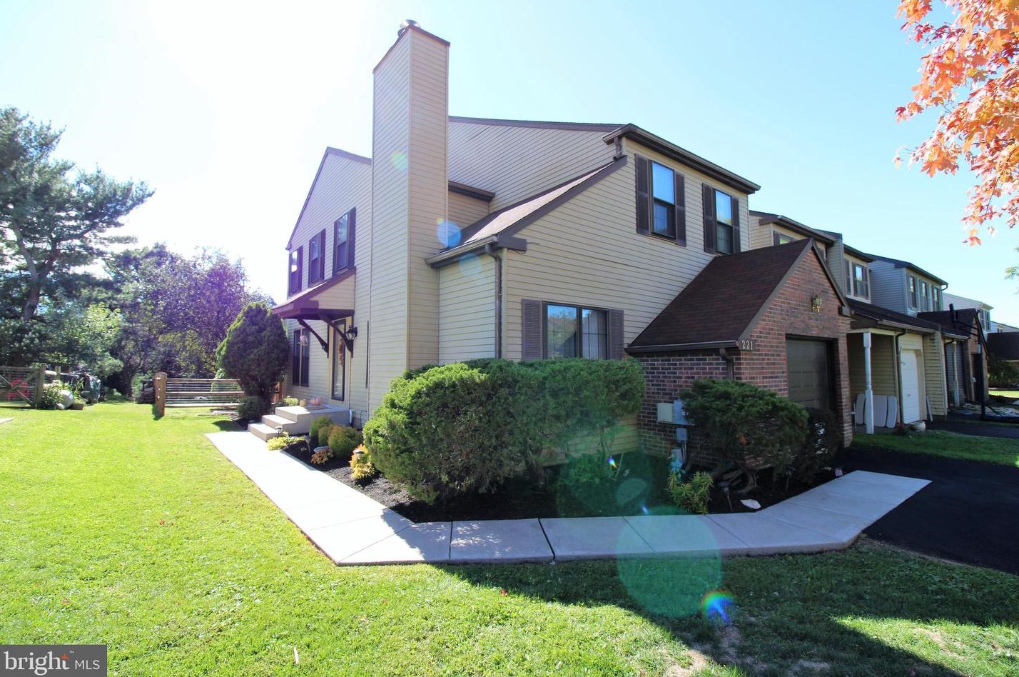 221 Parkview Way, Upper Makefield PA  18940-1136 exterior
