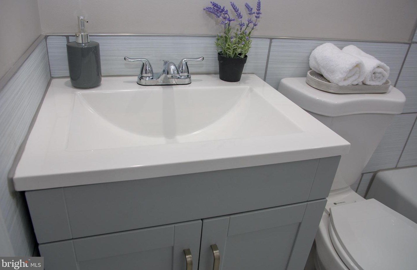 11 Tall Pine Ln, Levittown PA  19054-2201 exterior