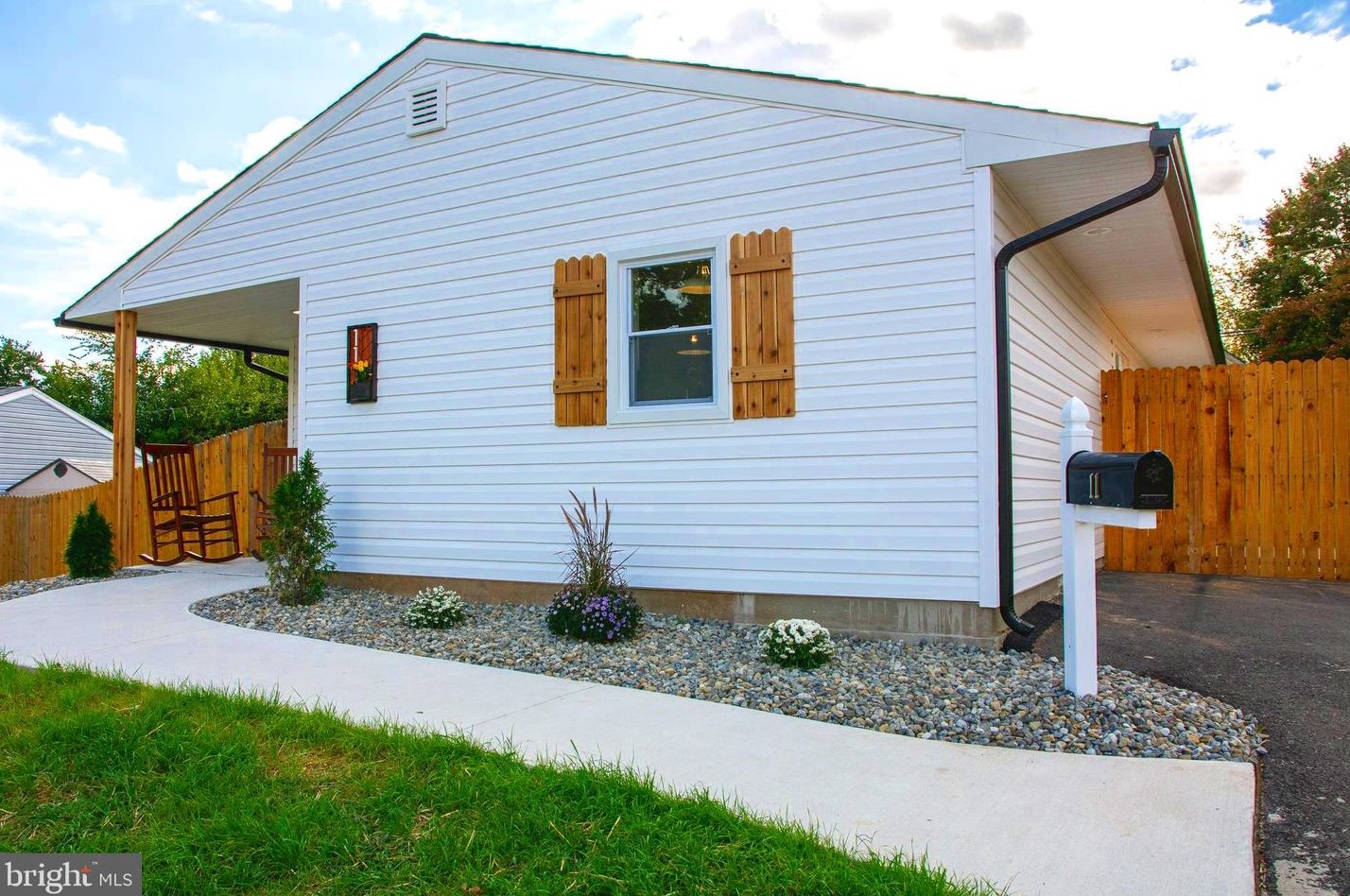 11 Tall Pine Ln, Levittown PA  19054-2201 exterior