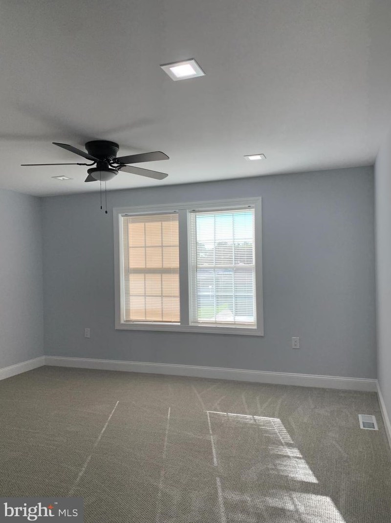 9 Edgewood Ln, Levittown PA  19054-3211 exterior