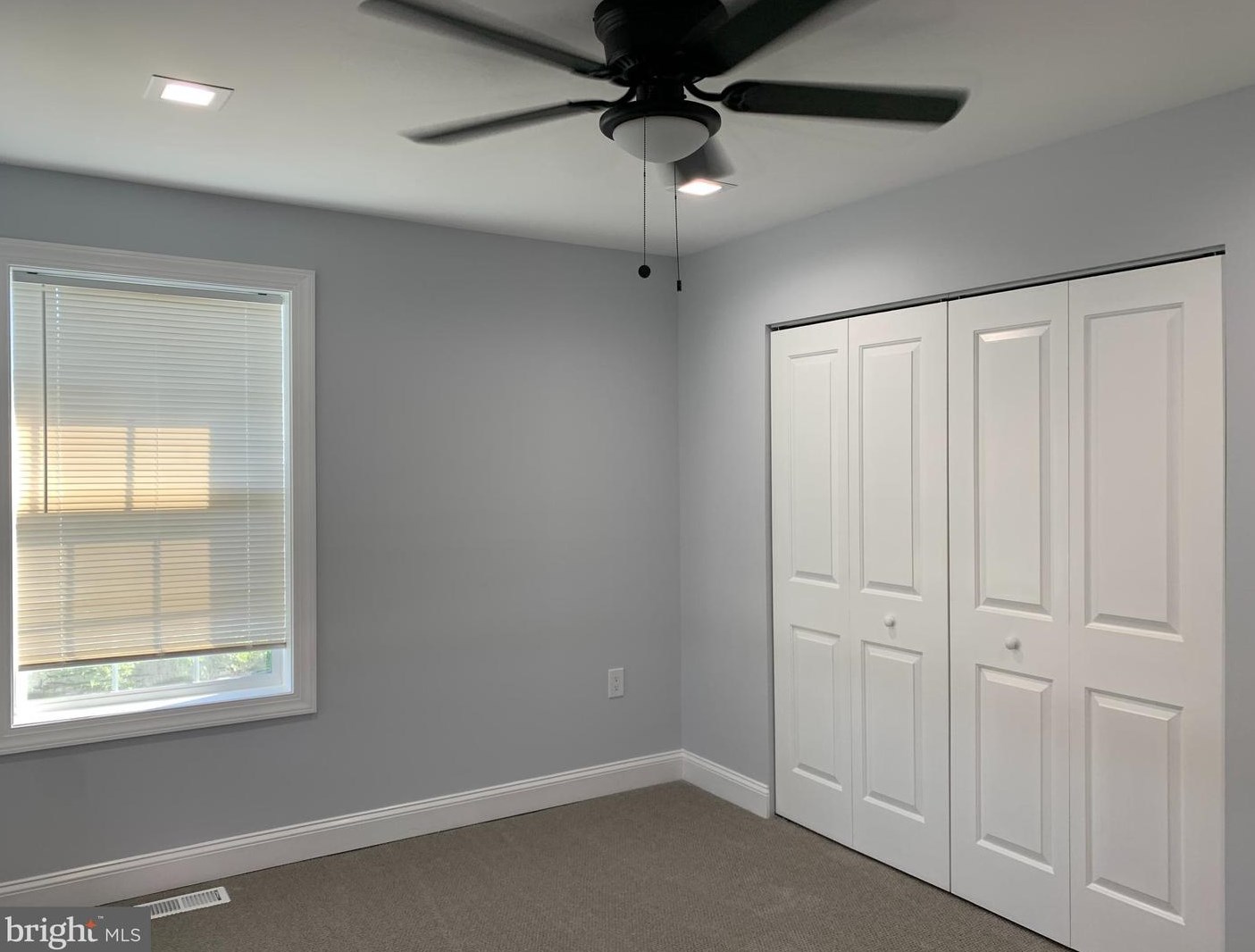 9 Edgewood Ln, Levittown PA  19054-3211 exterior