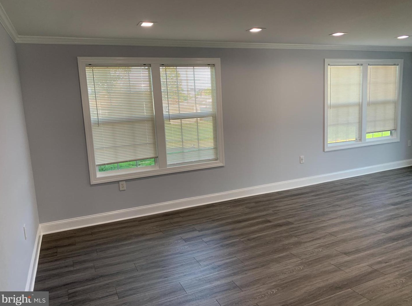 9 Edgewood Ln, Levittown PA  19054-3211 exterior
