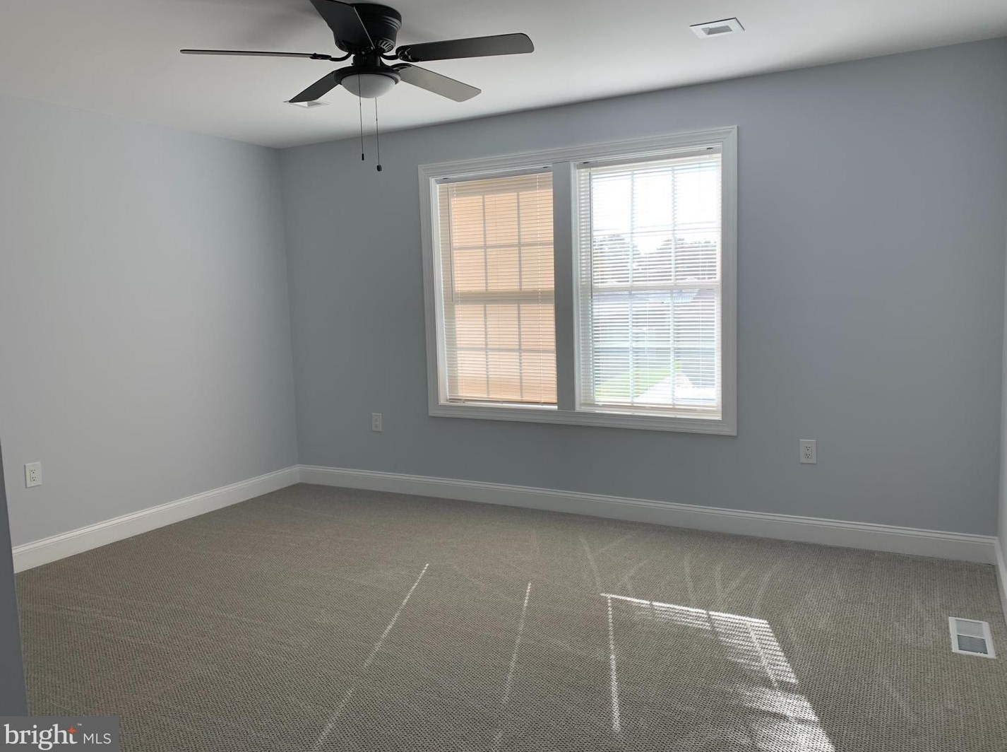 9 Edgewood Ln, Levittown PA  19054-3211 exterior