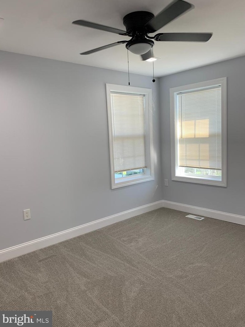 9 Edgewood Ln, Levittown PA  19054-3211 exterior