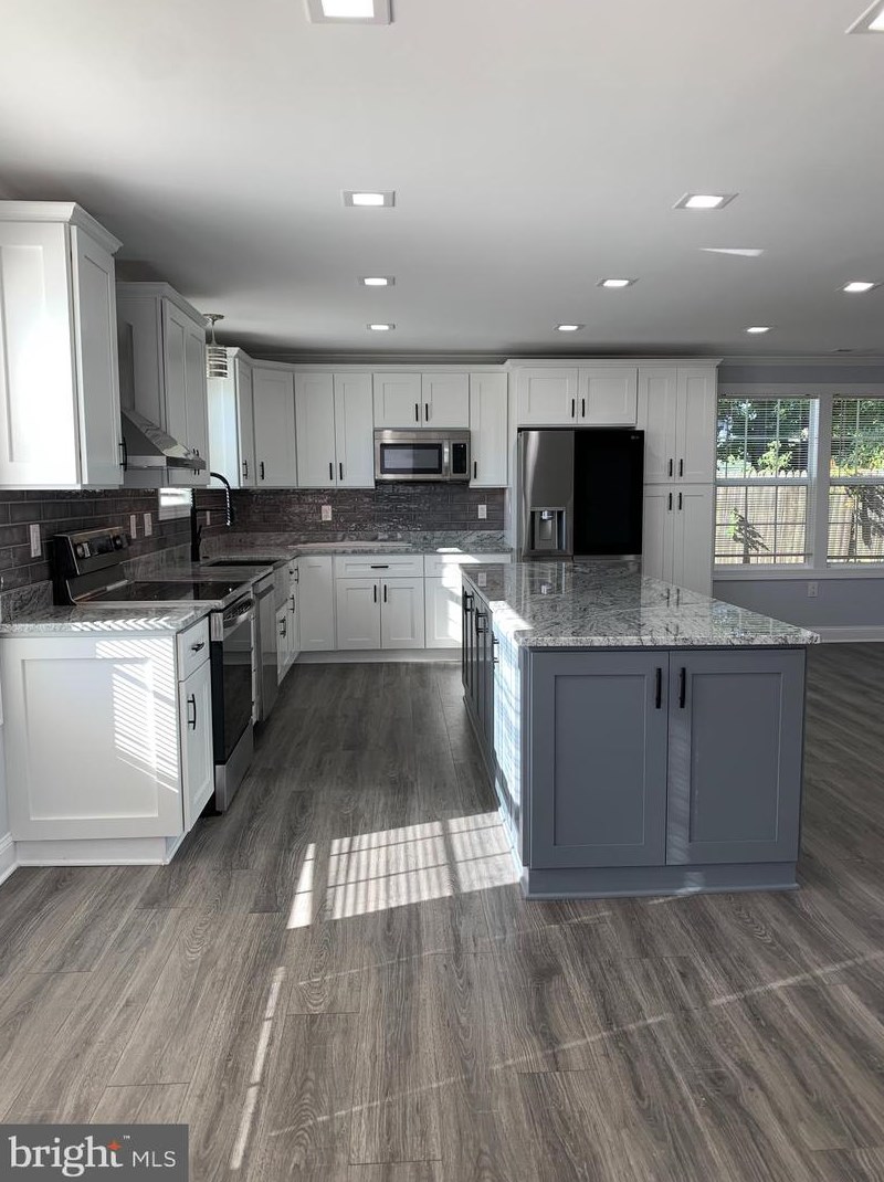 9 Edgewood Ln, Levittown PA  19054-3211 exterior