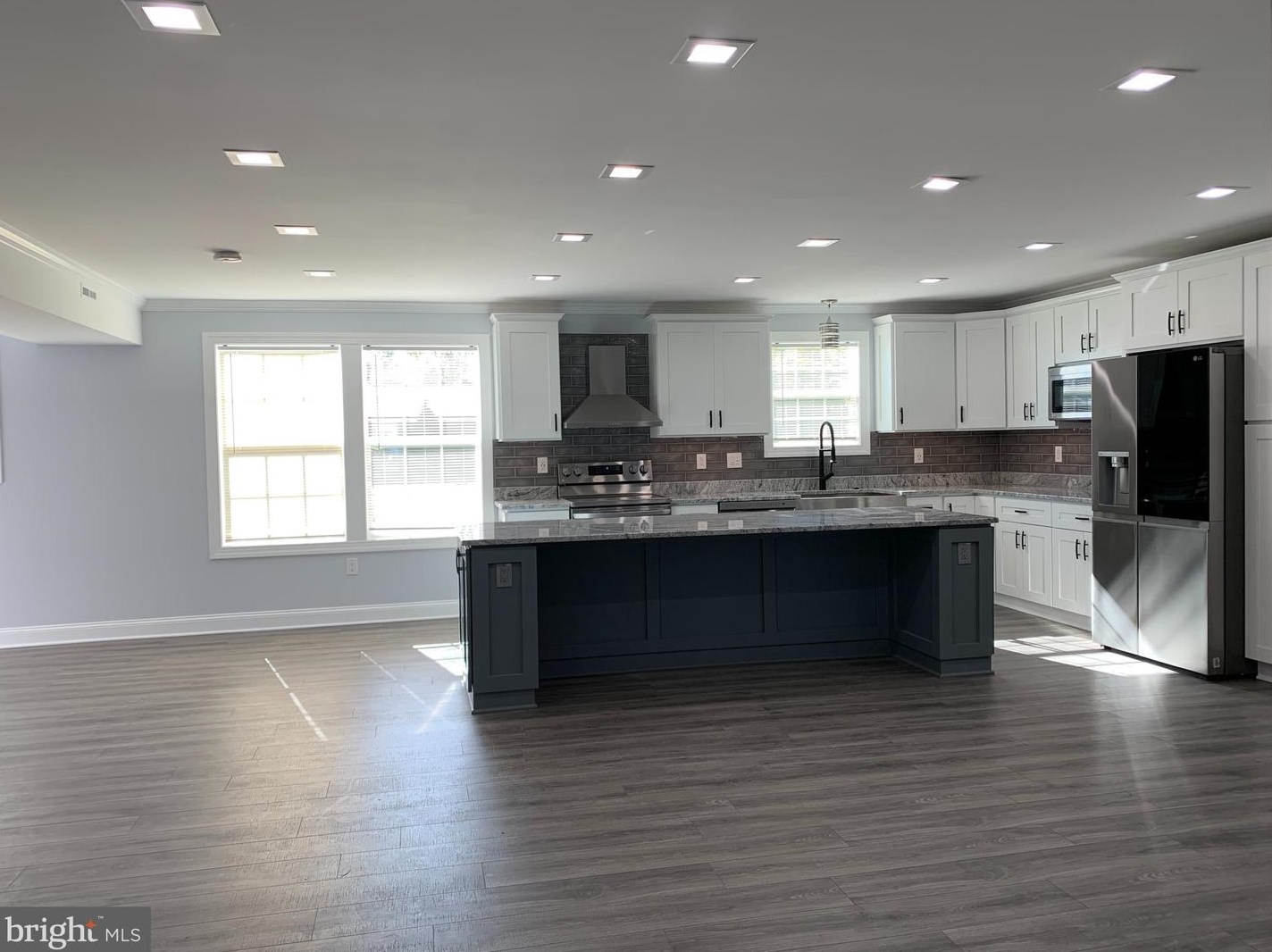 9 Edgewood Ln, Levittown PA  19054-3211 exterior