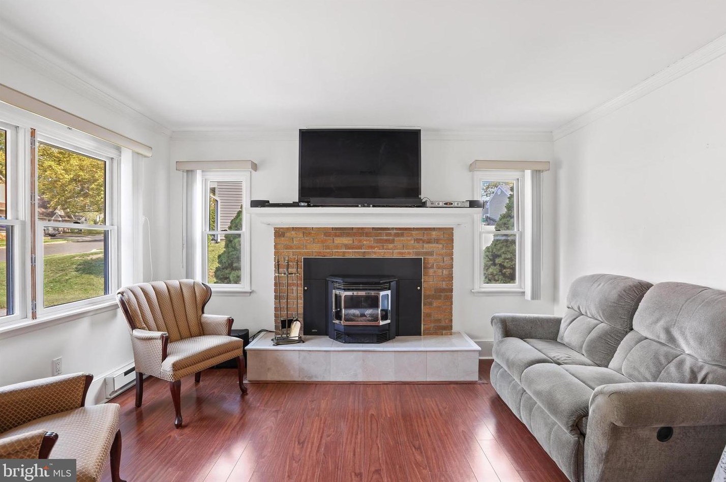 6 Quarter Turn, Levittown PA 19057-1935 exterior