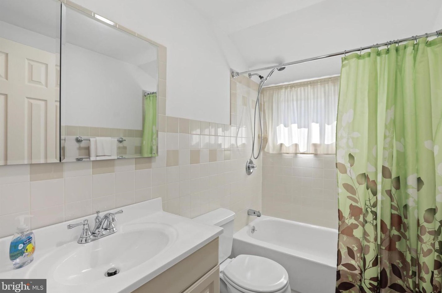 6 Quarter Turn, Levittown PA 19057-1935 exterior