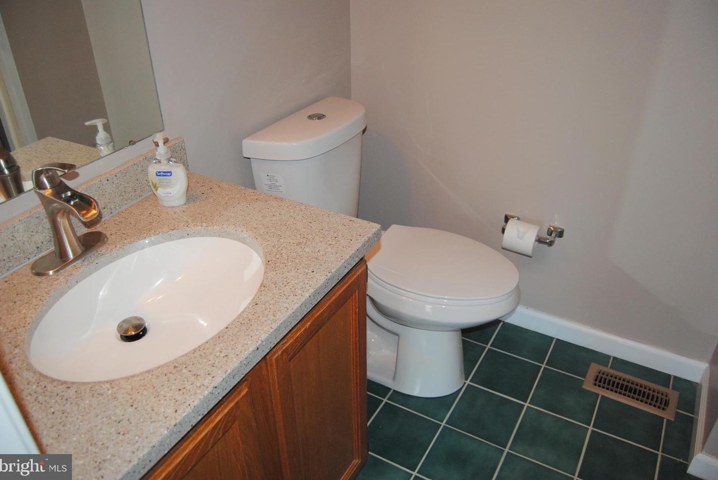 62 Ardsley Ct, Upper Makefield PA  18940-2309 exterior