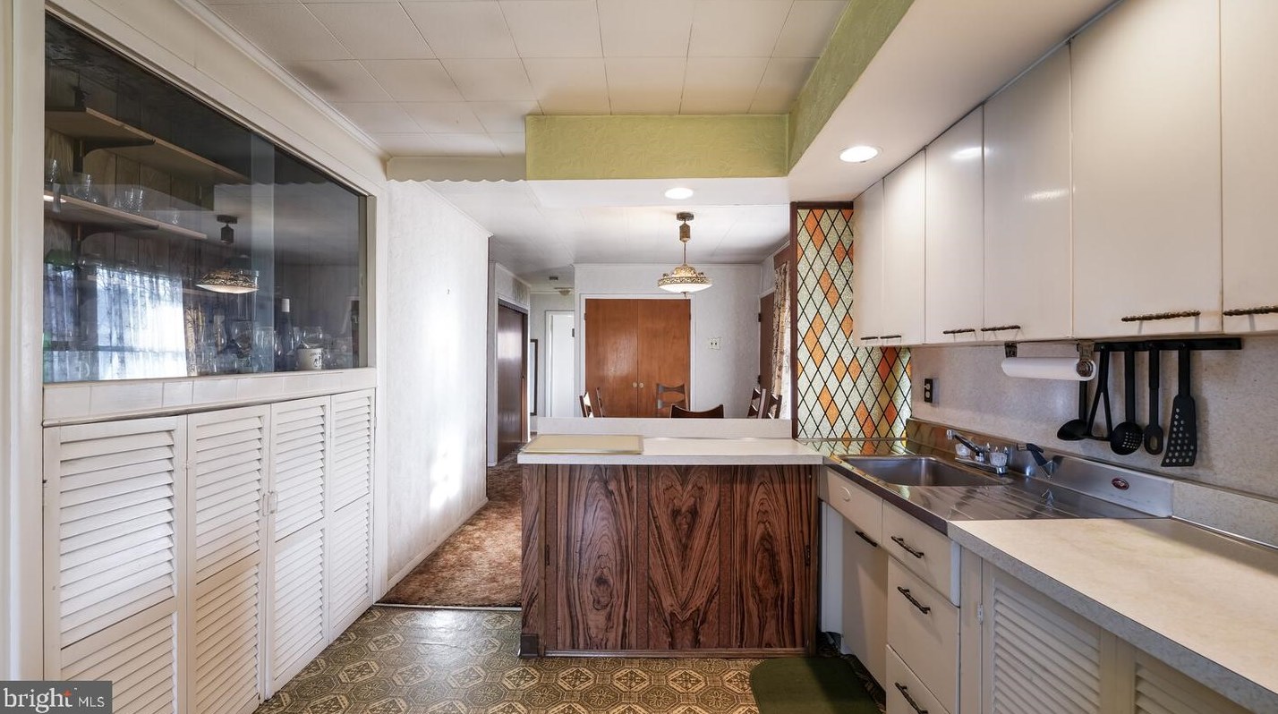 6 Spg Ln, Levittown PA 19055-2004 exterior