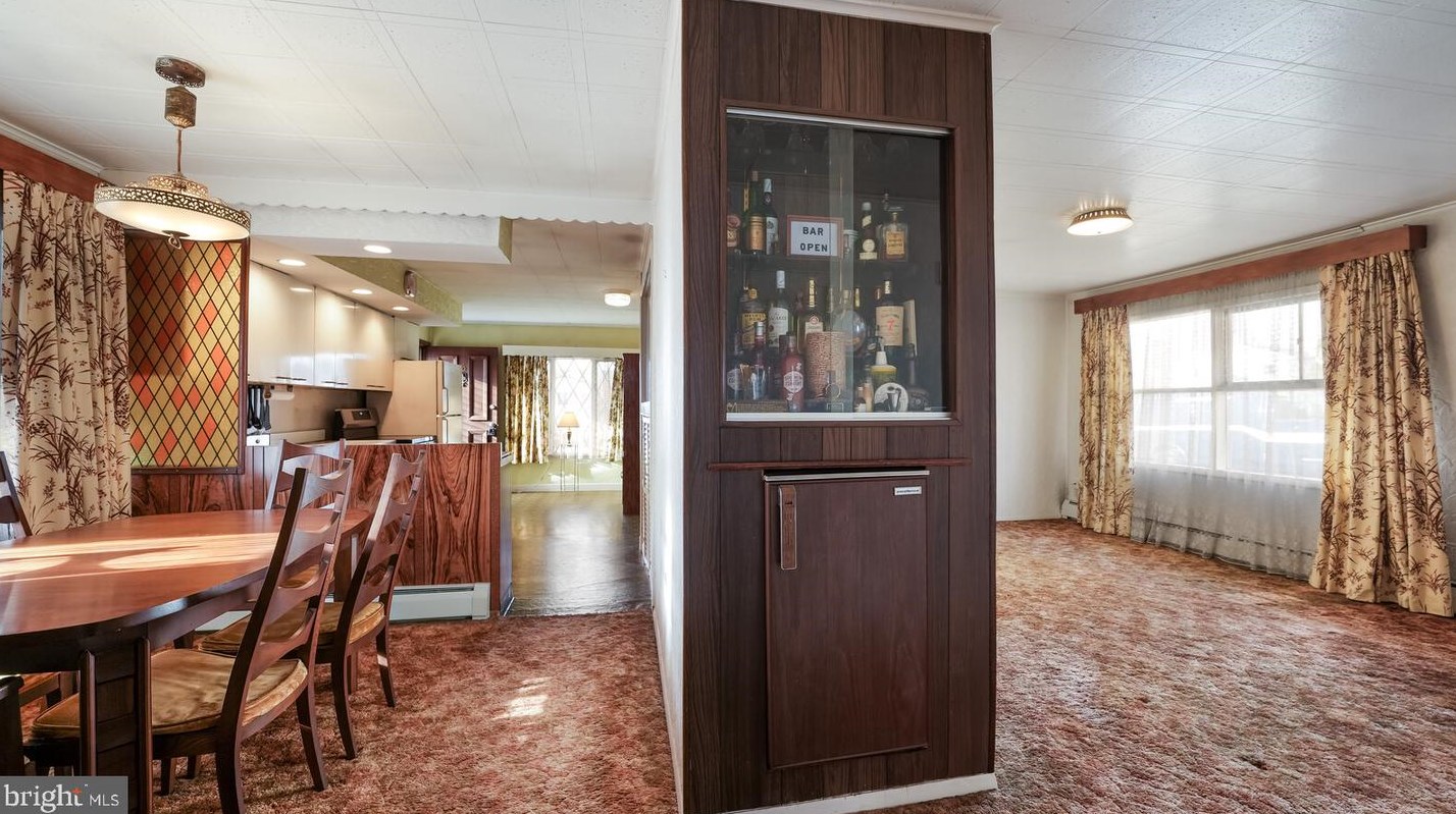 6 Spg Ln, Levittown PA 19055-2004 exterior