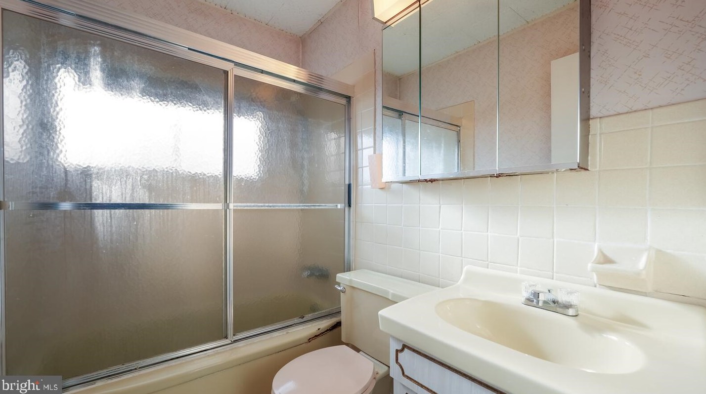 6 Spg Ln, Levittown PA 19055-2004 exterior