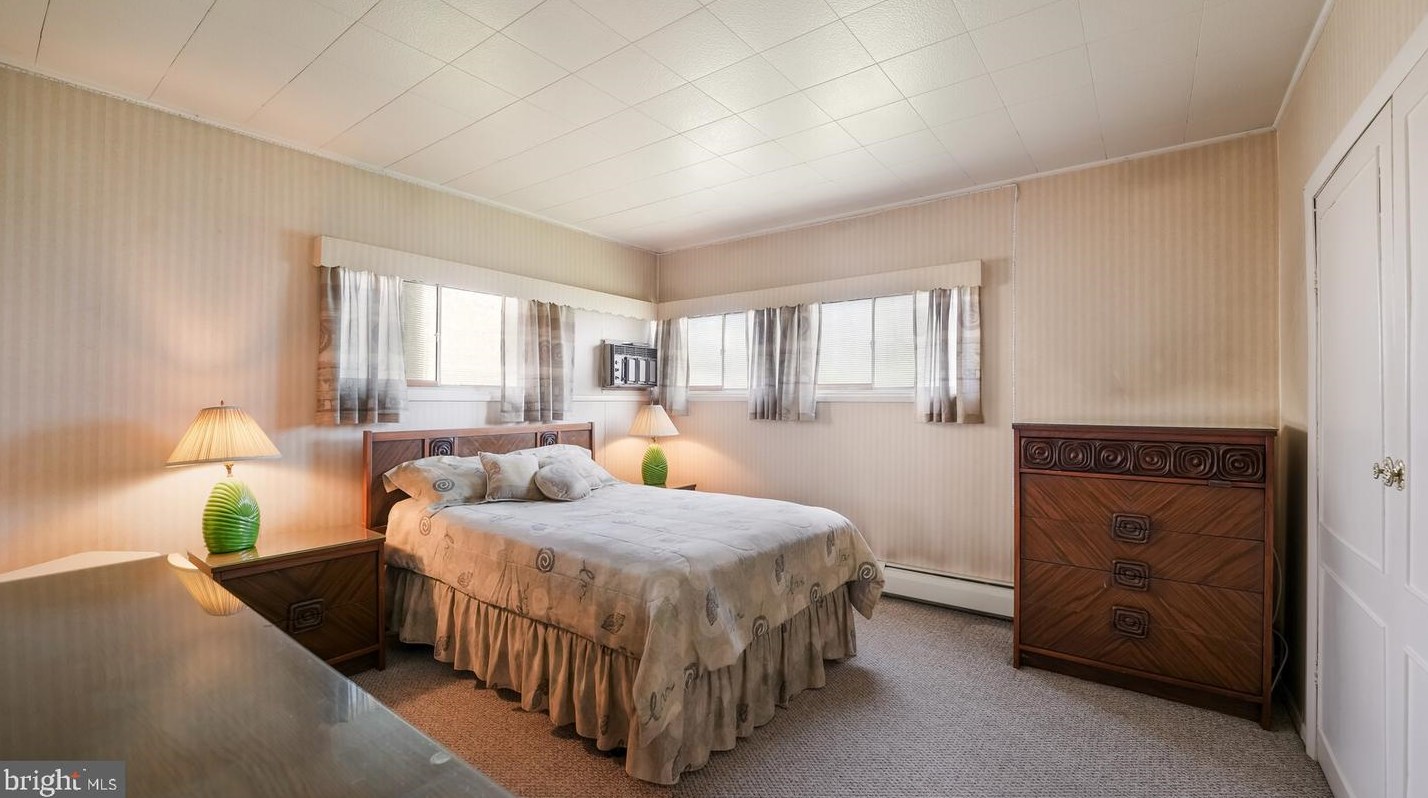 6 Spg Ln, Levittown PA 19055-2004 exterior