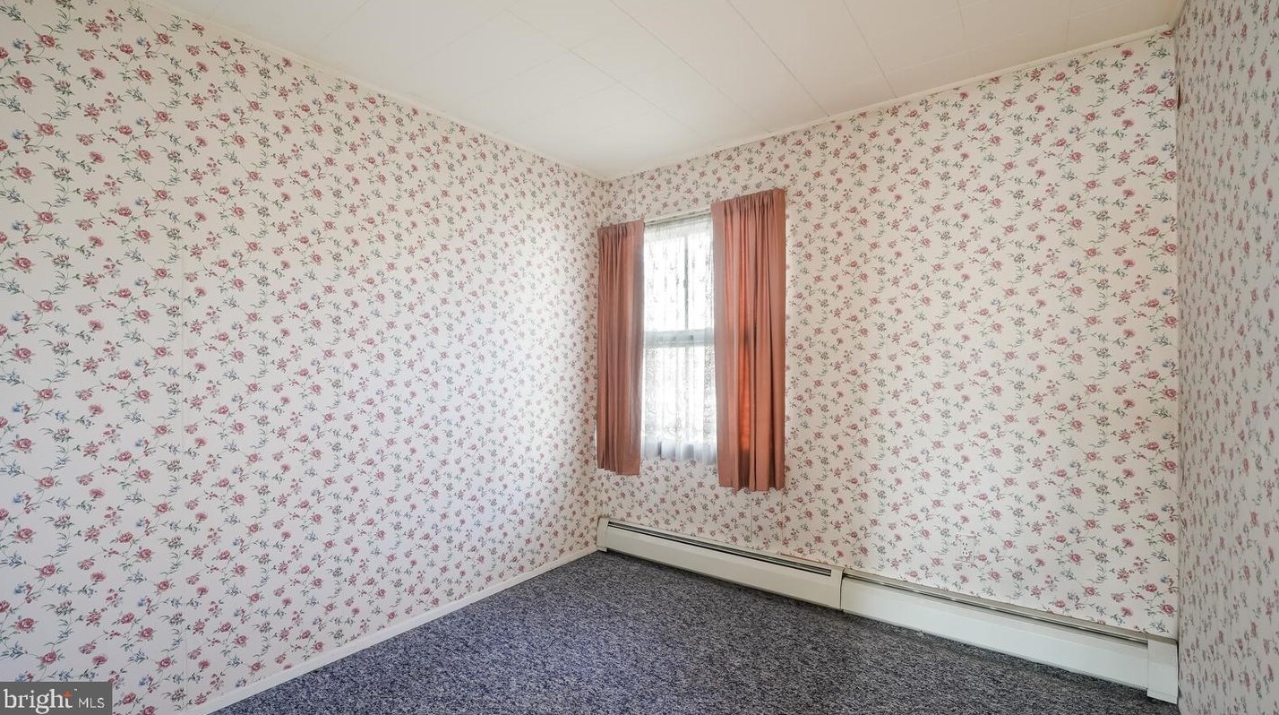 6 Spg Ln, Levittown PA 19055-2004 exterior