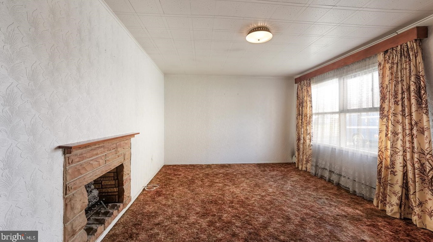 6 Spg Ln, Levittown PA 19055-2004 exterior