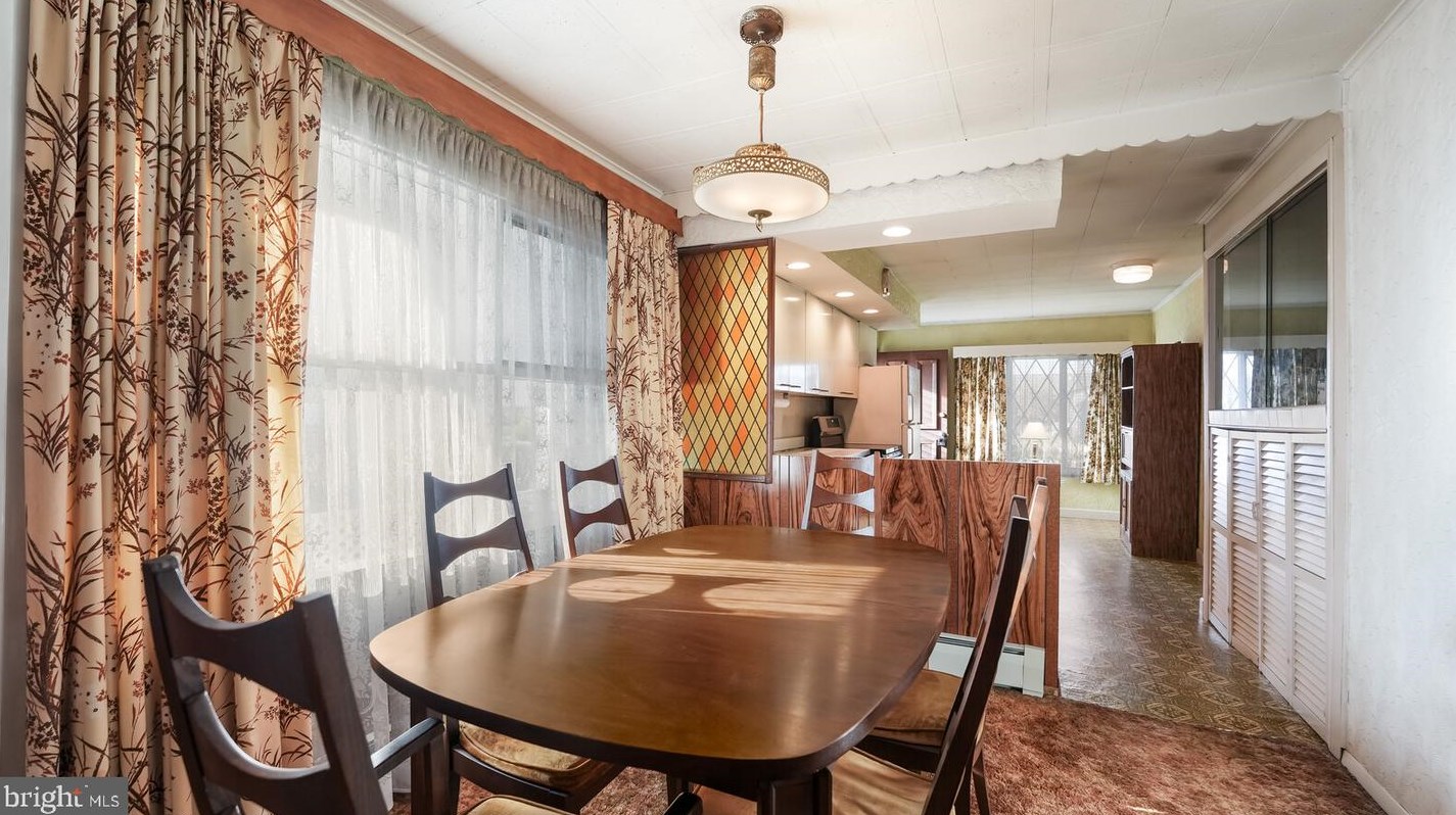 6 Spg Ln, Levittown PA 19055-2004 exterior