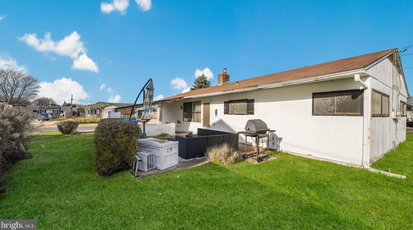 6 Spg Ln, Levittown PA 19055-2004 exterior