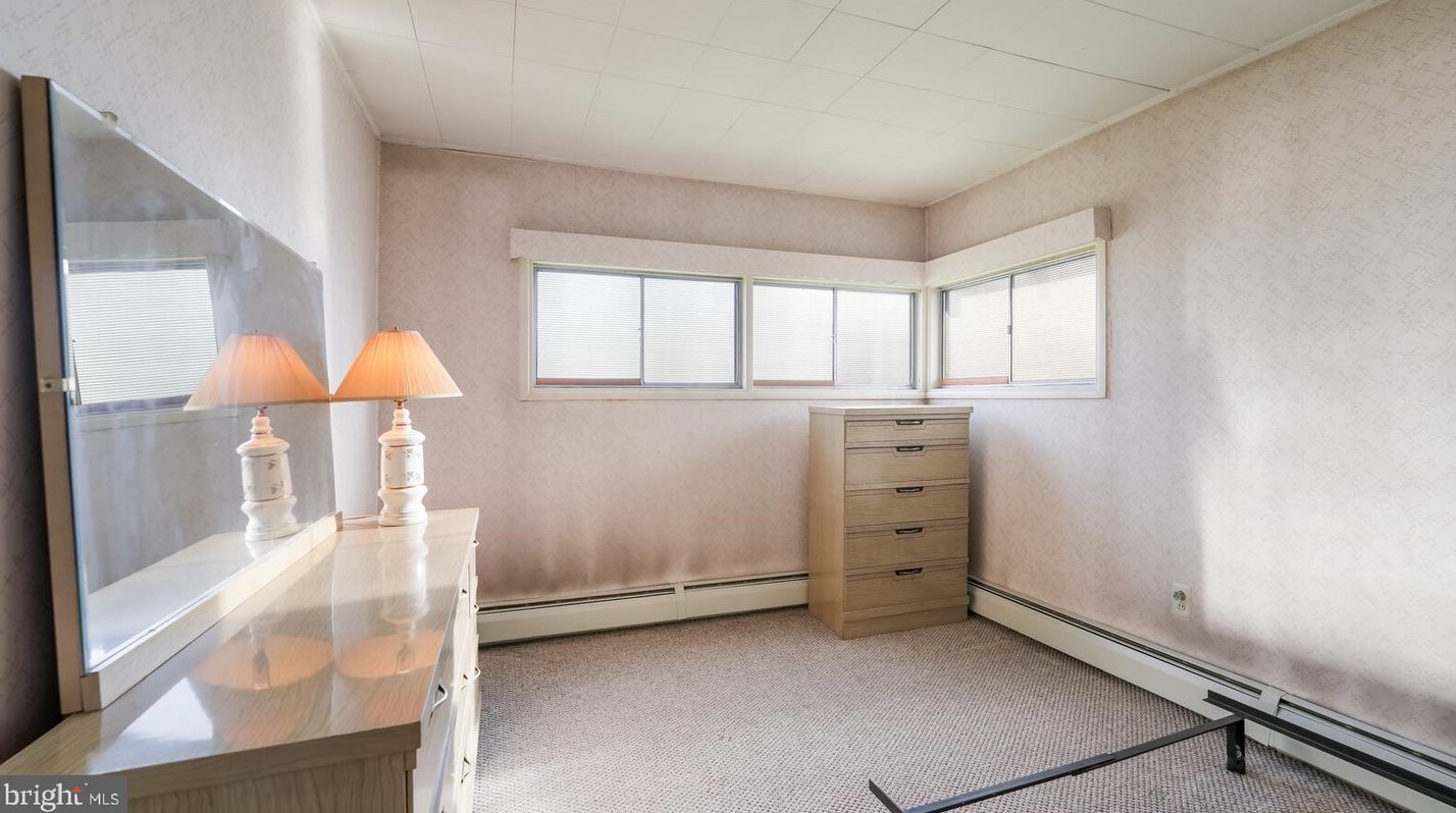 6 Spg Ln, Levittown PA 19055-2004 exterior