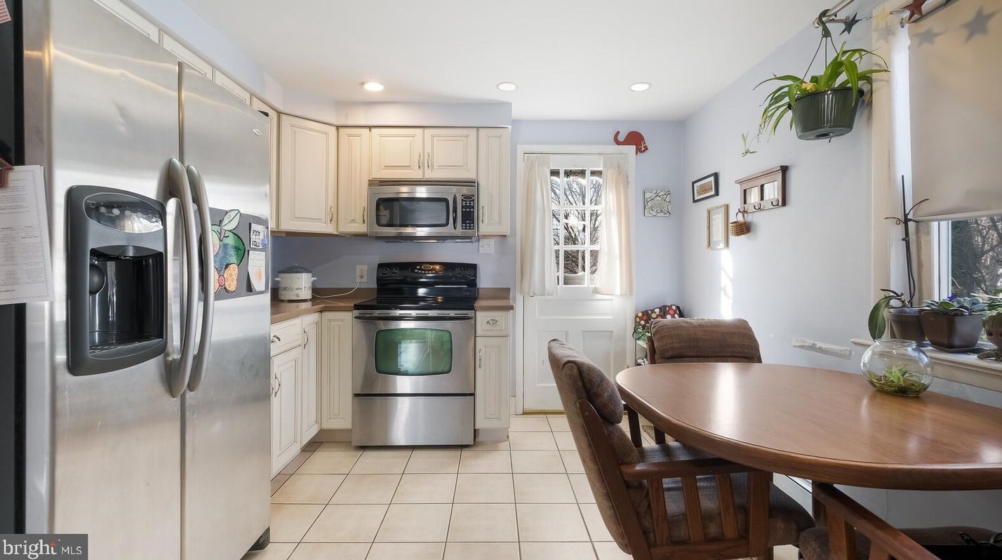 220 Shewell Ave, Gardenville PA  18901-3706 exterior