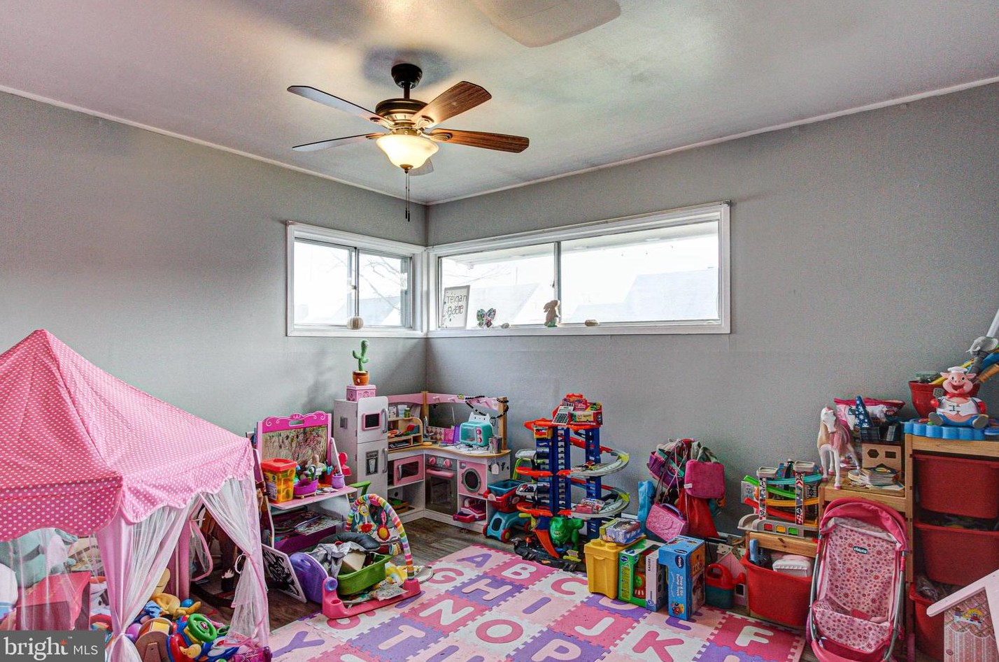 71 Indigo Rd, Levittown PA  19057-2718 exterior