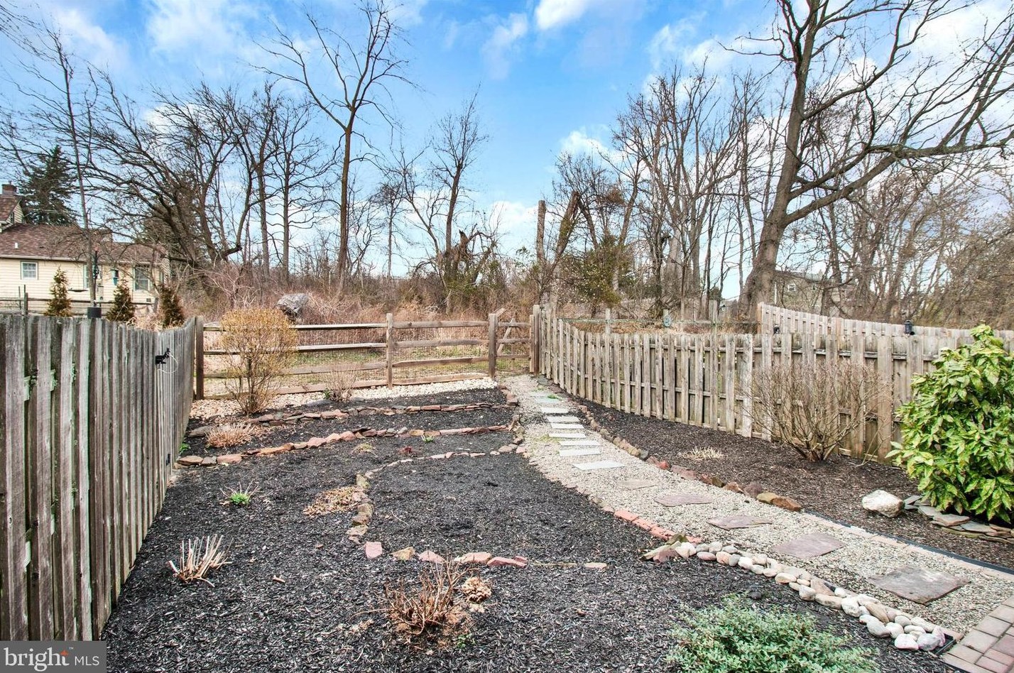 24 Sassafras Cir, Upper Makefield PA  18940-9232 exterior