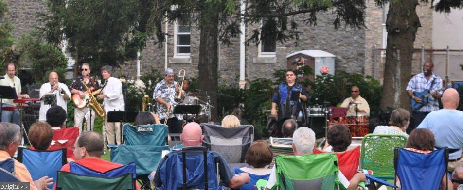 428 Maple Ave, Langhorne PA  19047-2726 exterior