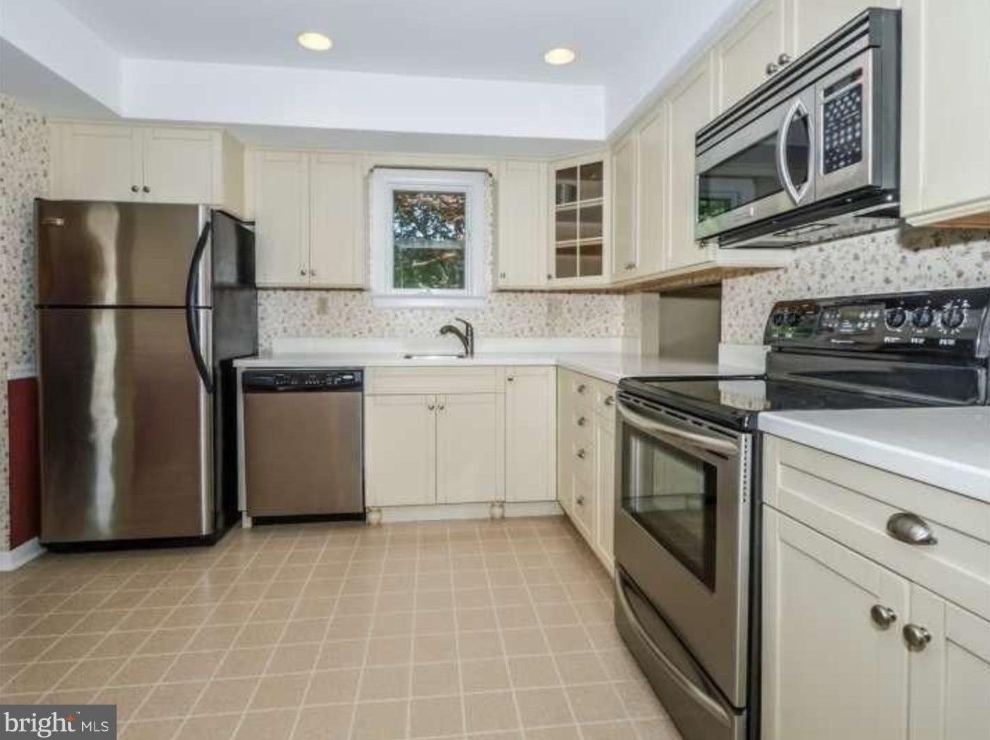 125 Westbury Ct, Gardenville PA  18901-2512 exterior